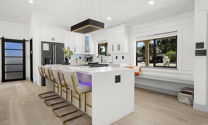 Peaceful Valley Casa | SWANKY MODERN 4BR/3BA WITH POOL&HOT TUB IN OLD TOWN