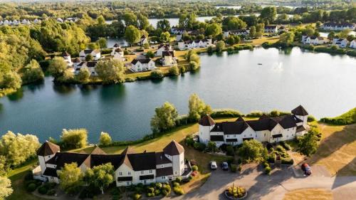 South Cerney Casa | Swans Rest Lakeside Retreat with Kayaks & Hot Tub