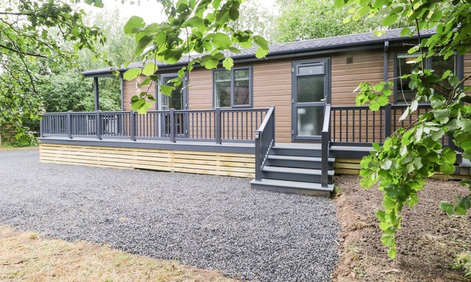 Allithwaite Cabina | SWARDALE, pet friendly, with hot tub in Cartmel