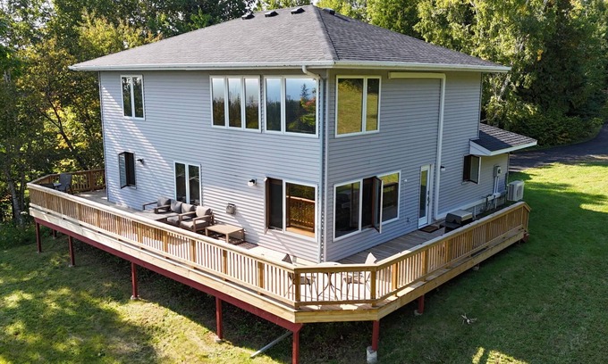 Two Harbors Casa | Sweeping lake views-5 min drive to Gooseberry-10 min to Two Harbors-3 bedrooms