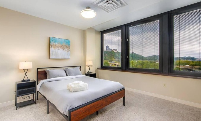 Downtown Pittsburgh Apartamento | Sweeping Stadium Views TOP LOCATION BEST VIEWS FAST WIFI 24-7 Gym Lounge Roku