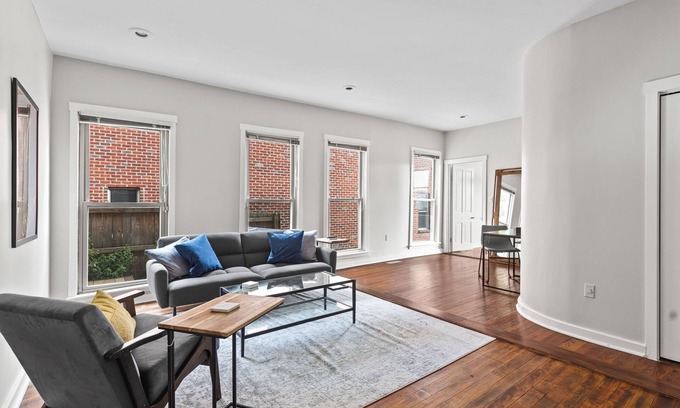 Mount Auburn Condominio | Sweeping Views in Bright and Spacious Loft in OTR