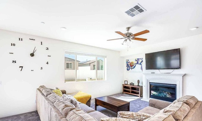 Jurupa Valley Casa | Sweeping Views on June Mountain Wy #41243