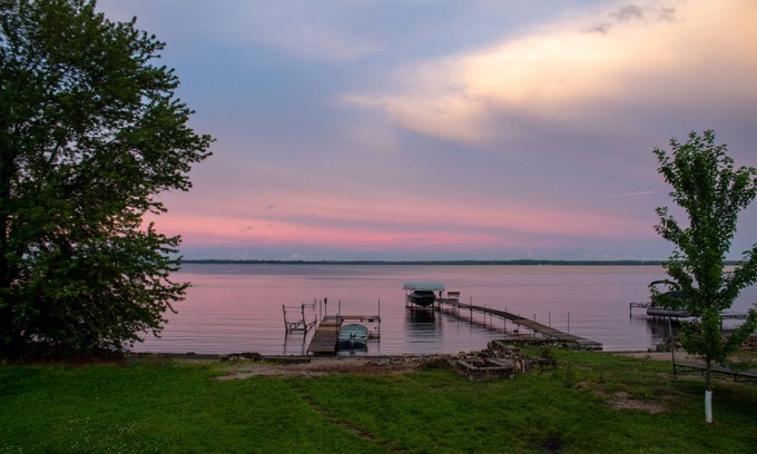 Edgerton Casa | Sweet beach front on Lake Koshkonong w/lots of room & a Paddleboat