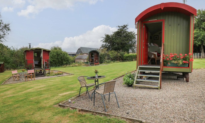 Llanfihangel Tal-y-llyn Cabaña | SWEET BRIAR SHEPHERDS HUT, pet friendly, with open fire in Llangorse