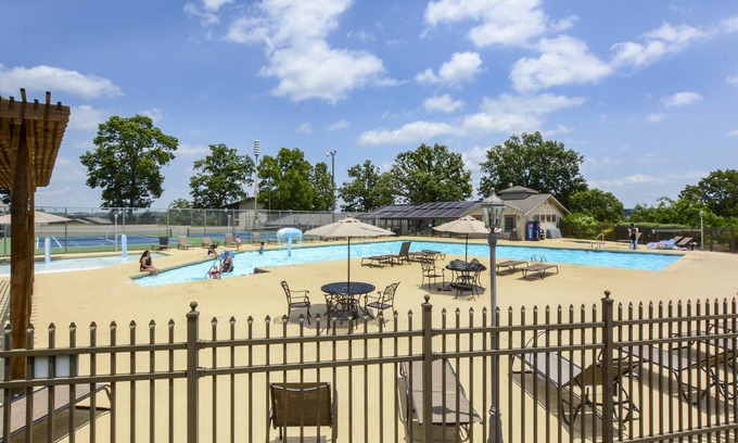 Downtown Branson Condominio | Sweet Clover - Indoor Pool - HOT TUB Area - Resort Style - Center of Branson!!