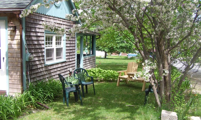 Hulls Cove Cabaña | Dulce Cottage un cuarto de milla de la entrada al Parque Nacional de Acadia.