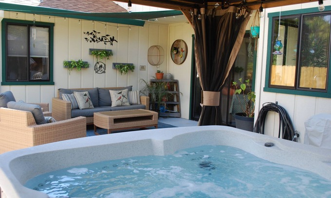 Redding Casa | Sweet & Cozy, Bird Themed Nest, w/ Hot Tub & Fire Pit. 9 min to Turtle Bay