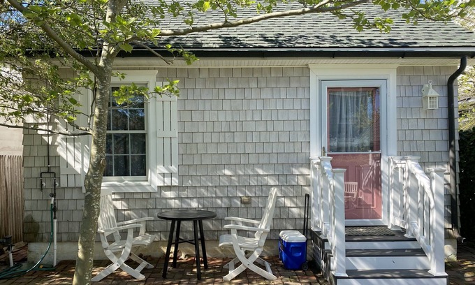 Sea Isle City Cabaña | NUEVO ... DULCE ... DARLING ... SECLUDED ... COTTAGE ... BEACH 2 BLOCKS ... WALK to FISH ALLEY