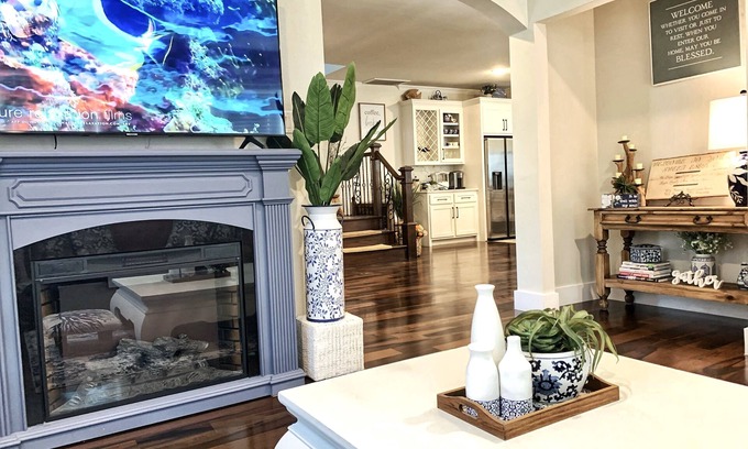 Grand Prairie Casa | Sweet Escape Homes: Rustic Modern Home next to lake - Center of Dallas & FW