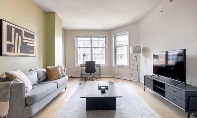 West End Apartamento | Sweet Foggy Bottom 1BR w/ Roof Pool & Coffee Shop, nr GU, by Blueground