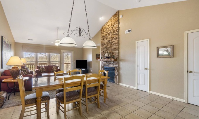Branson West Condominio | Sweet Golf Condo in a Gated Community near Silver Dollar City