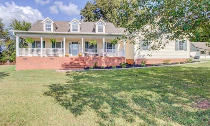 Maryville Casa | Sweet Haven-Hot Tub-Near Airport-King Beds-Sunsets
