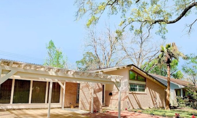 Sharpstown Casa | Sweet Home IV - Close to Downtown, Mall, and Bars