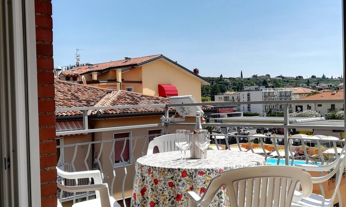 Bardolino Apartamento | IRENE DULCE Ubicación tranquila Centro y playa Balcón soleado WiFi gratuito Aire acondicionado Garaje