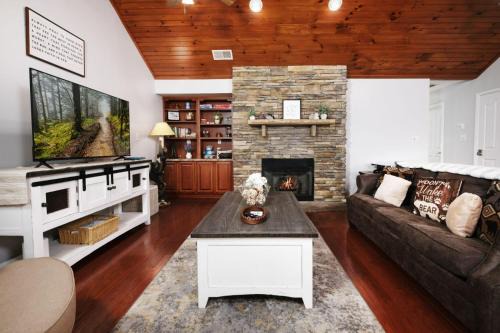 Pigeon Forge Casa | Sweet Pea Cottage Updated furnishings arcade game HOA Community Outdoor Pool