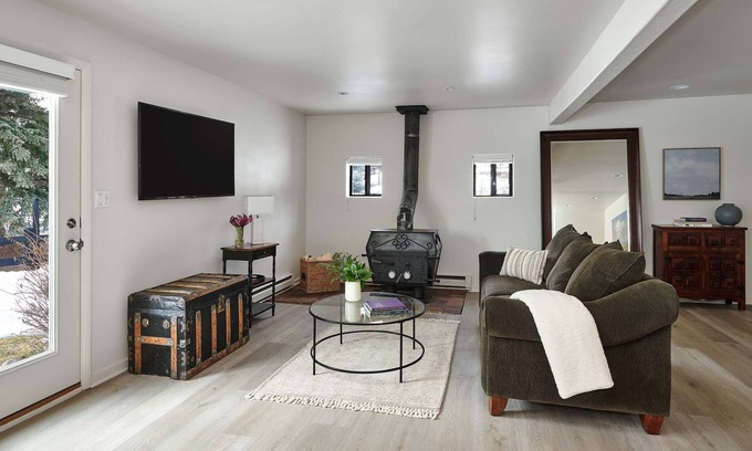 Basalt Casa | Sweet + Simple Mountaintop