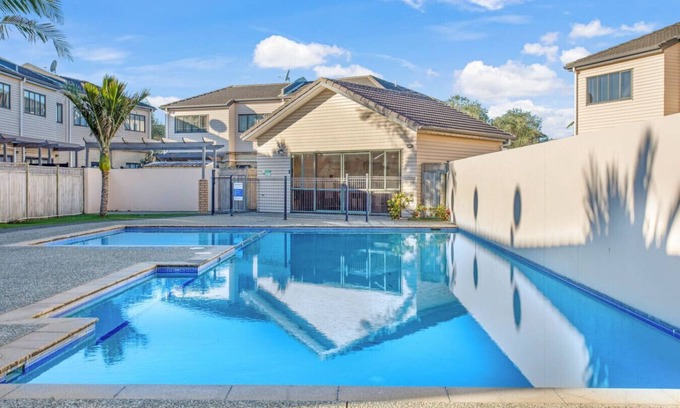 East Tamaki Casa | Sweet Sunshine Nest with Pool, Aircon and Parking
