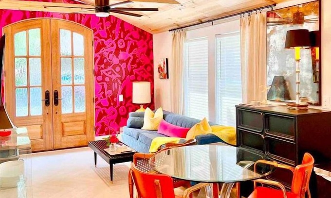 Cullman Casa | SweetSuiteCullman-couples retreat Cottage downtown blcks from warehouse district