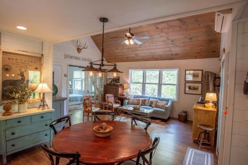 West Jefferson Casa | Sweetwater Cottage - Private Cottage Tucked in the Woods - WJ & Boone - River Access