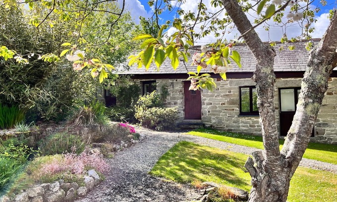 Lower Trengale Cabaña | SWIFT COTTAGE, family friendly, with a garden in East Taphouse