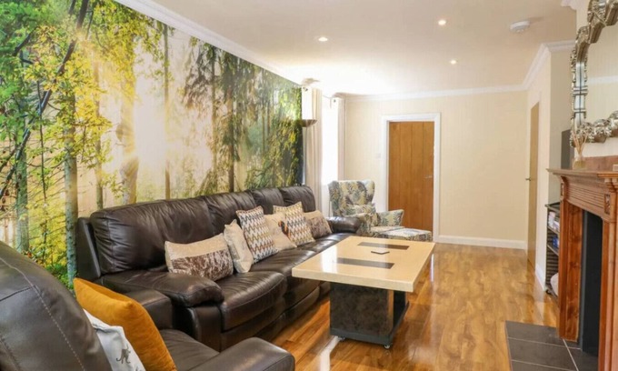 Irstead Casa | Swift Host: 3 Double beds | Parking | Peaceful