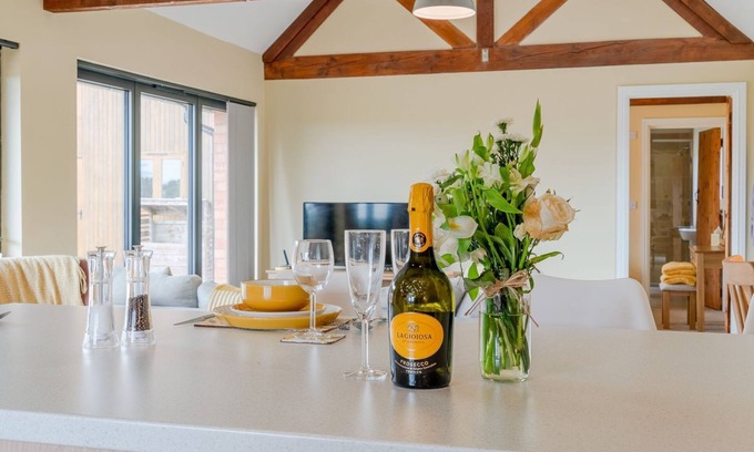 Bidford-on-Avon Cabaña | Swifts Retreat at Oosland Barns - sleeps 2 guests in 1 bedroom