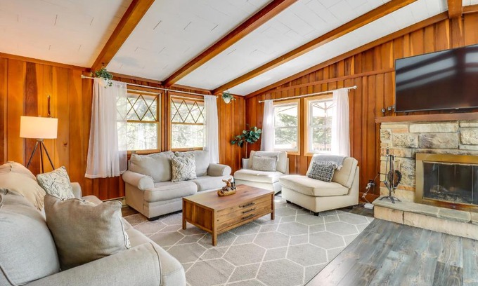 Long Pond Casa | Swim Dock and Game Room Lakefront Poconos Cabin!