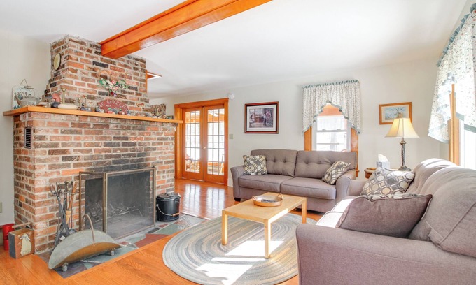 Ludlow Casa | Swim, Ski & Sip: Lakefront Retreat in Plymouth