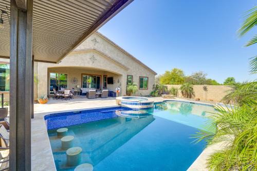 Goodyear Casa | Swim-Up Bar and Putting Green Goodyear Getaway!