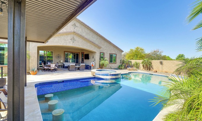 Goodyear Casa | Swim-Up Bar & Putting Green: Goodyear Getaway!