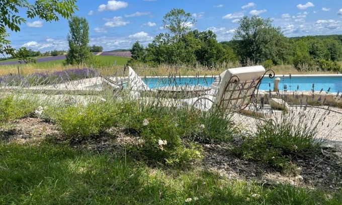Montaigu-de-Quercy Casa | Swimming pool in the middle of lavender at Clau de Ratelle