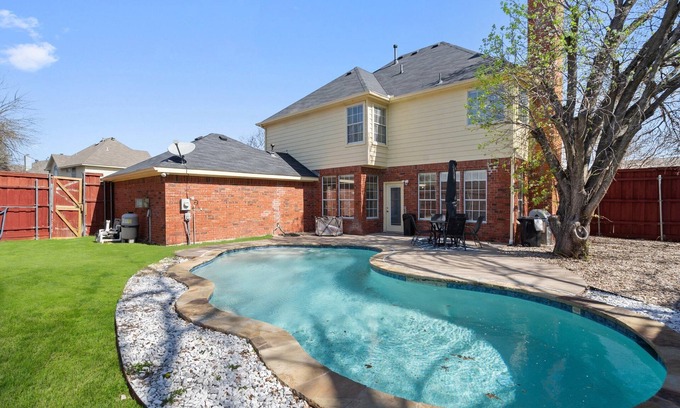 Grand Prairie Casa | Swimming Pool! 4 Bedroom/2 Living Room/Garage/Washer & Dryer/Family Fun!