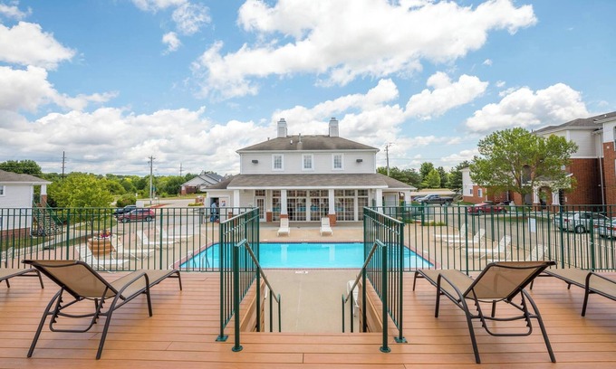 West Des Moines Apartamento | Swimming Pool King Bed More