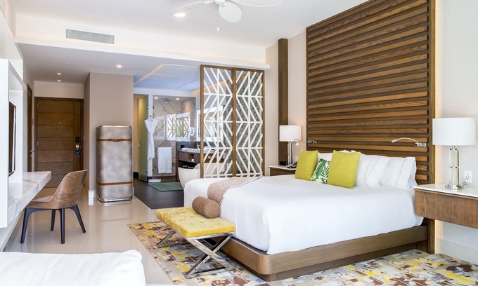 Puerto Juárez Complejo | VIP Access💎SwimUp🏊‍♂️OceanView🏝️588 sqft✈️Near Airport & Downtown Cancun