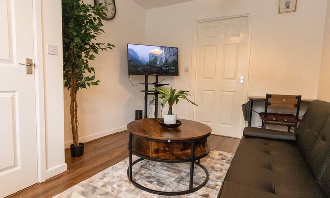 Swindon Casa | Swindon Cozy 2BR Retreat
