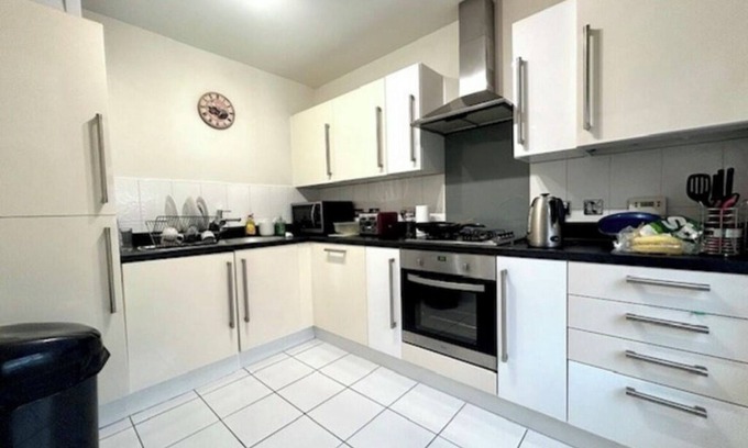 Swindon Casa | Swindon Cozy Central Home with Free Parking!