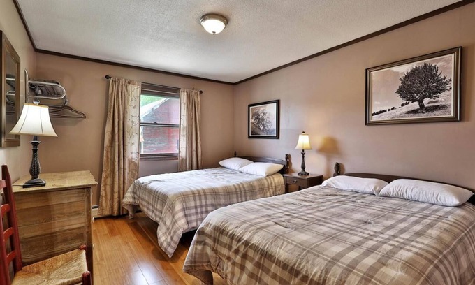 Pittsfield Casa | Swiss Farm Inn - RM10 "Ovation" 2 Double Beds