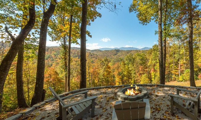 Spruce Pine Cabina | Swiss Pine Lodge, Hot tub+Fire-Pit, Grill, Mtn View, Game Room, Scenic Vistas!