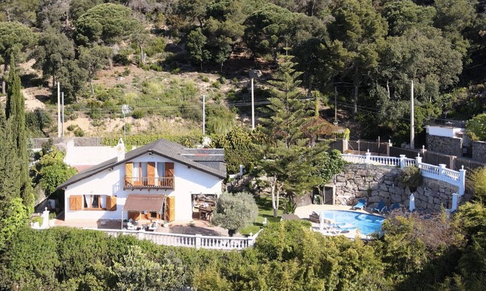 Sant Cebria de Vallalta Villa | Chalet estilo suizo cerca de BCN, 10min a playa