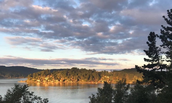 Vichuquen Casa | CASA DE ESTILO SUIZO CON HERMOSA VISTA AL LAGO.