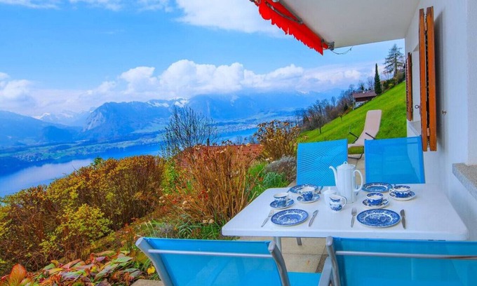 Aeschlen ob Gunten Apartamento | SwissHut Stunning Views Alps & Lake - Apart. Lena Down