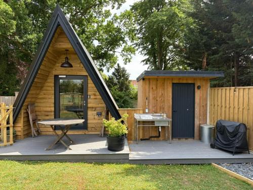 Toppesfield Casa | Sycamore Lodge with Hot Tub- Quirky & Romantic