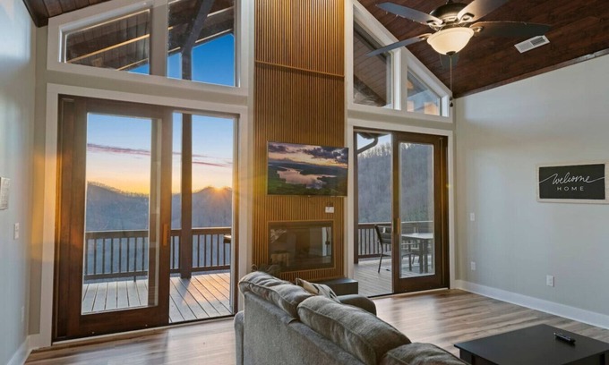 Sylva Condominio | Sylva Retreat, King Suite, Mountain View, and Hiking!