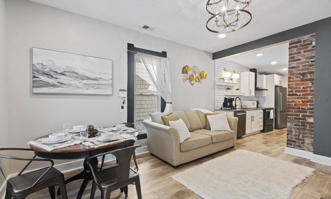 Jeffersonville Casa | Symphony: Work Friendly & Near Downtown