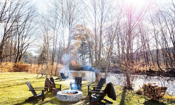 Stowe Area Hotel | Tälta Lodge, a Bluebird by Lark | 4 Deluxe Rooms w/ Double Queens | Free Coffee