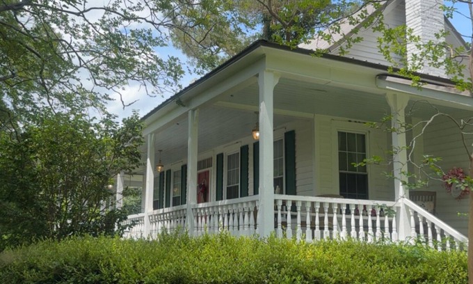 Ruffin Otro | “Authentic 1890s Farmhouse for Antique Lovers & History Buffs”