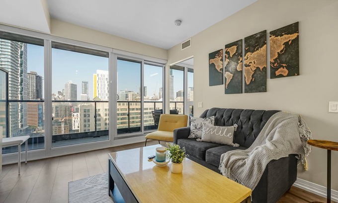 Garden District Condominio | T Dot Views & Cozy 2BR Stay