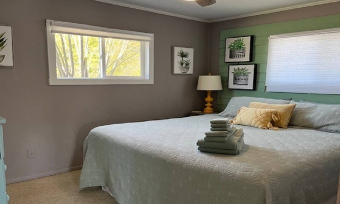 Alanson Casa | T&J Cozy Cottage on Crooked River - Enjoy a family or romantic getaway