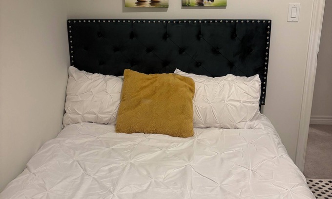Durham Region Casa | t Private, cozy 1 bedroom guest suite in Oshawa with free parking.